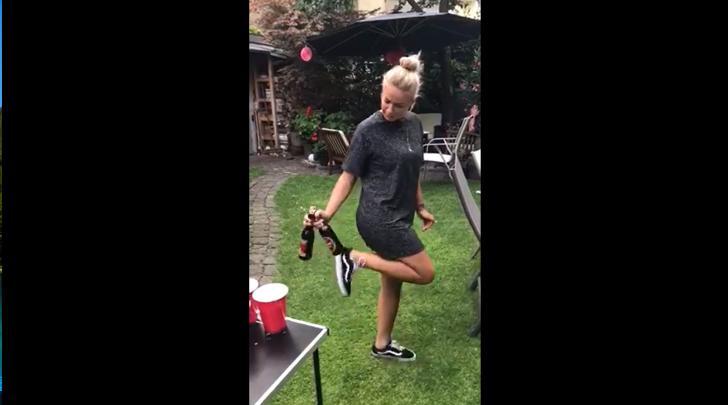 Meisje schopt bierflesje open met voet